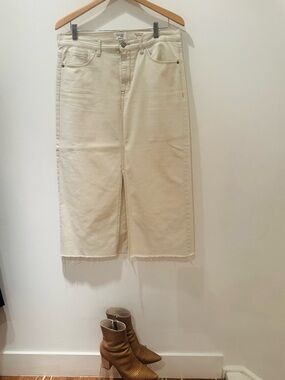 Kensie beige jean skirt with unfinished bottom. Size 10/30.
‘The High Rise MIDI”